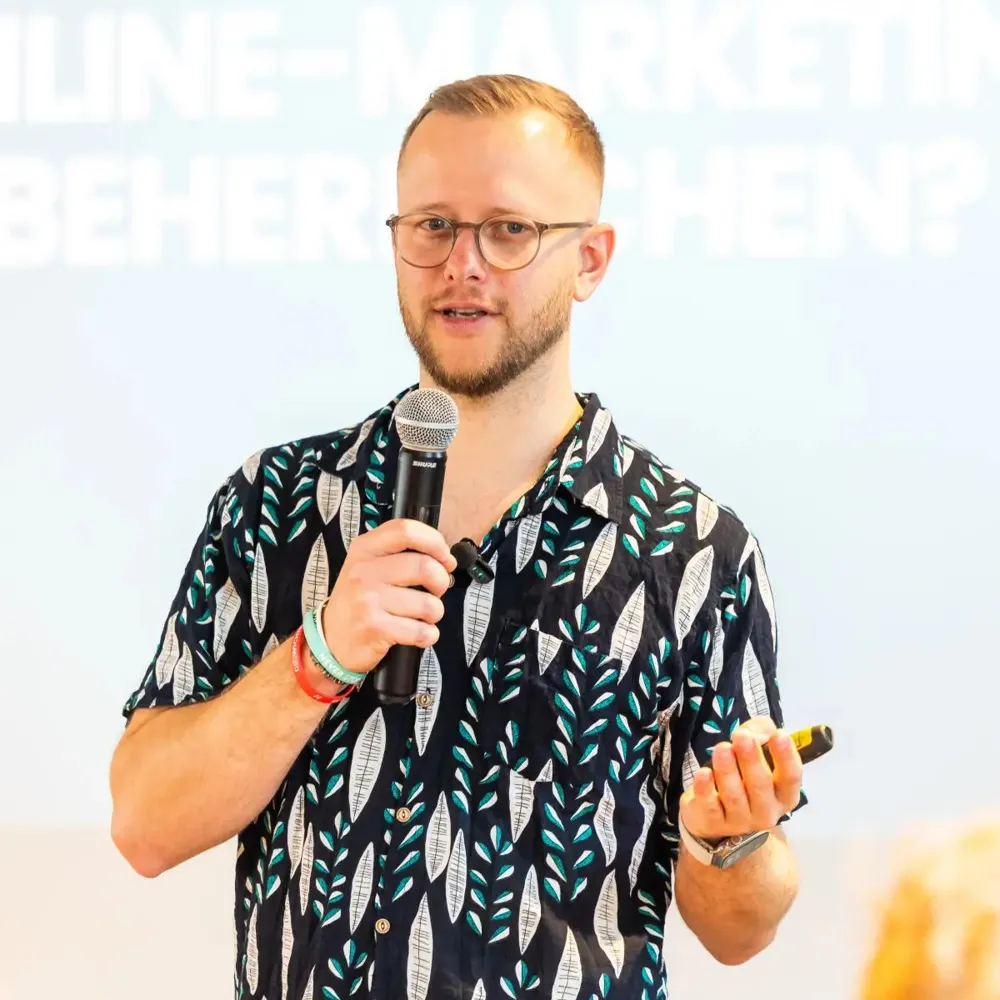 Tim spricht auf einer Konferenz